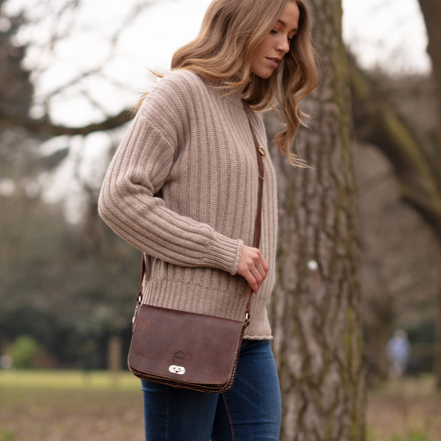 Ladies Leather Crossbody Bag: Tan
