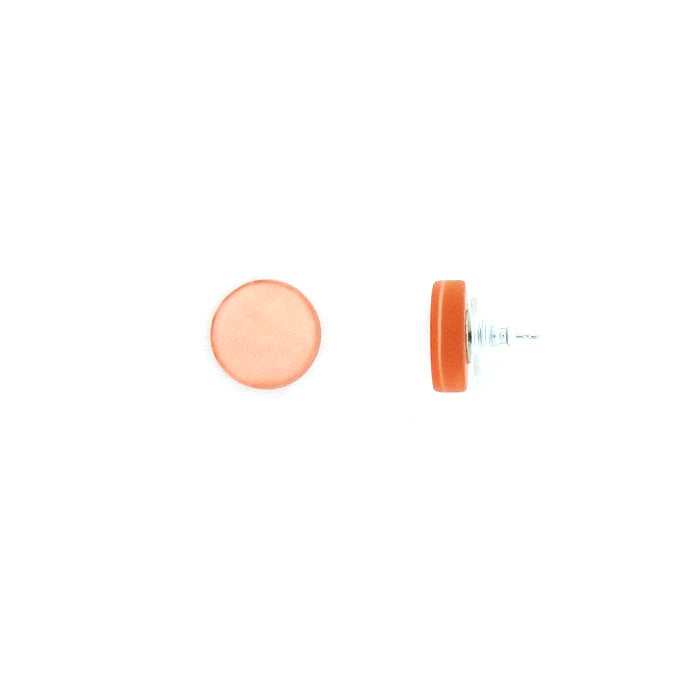 Orangefarbener Ohrstecker aus Harzscheibe