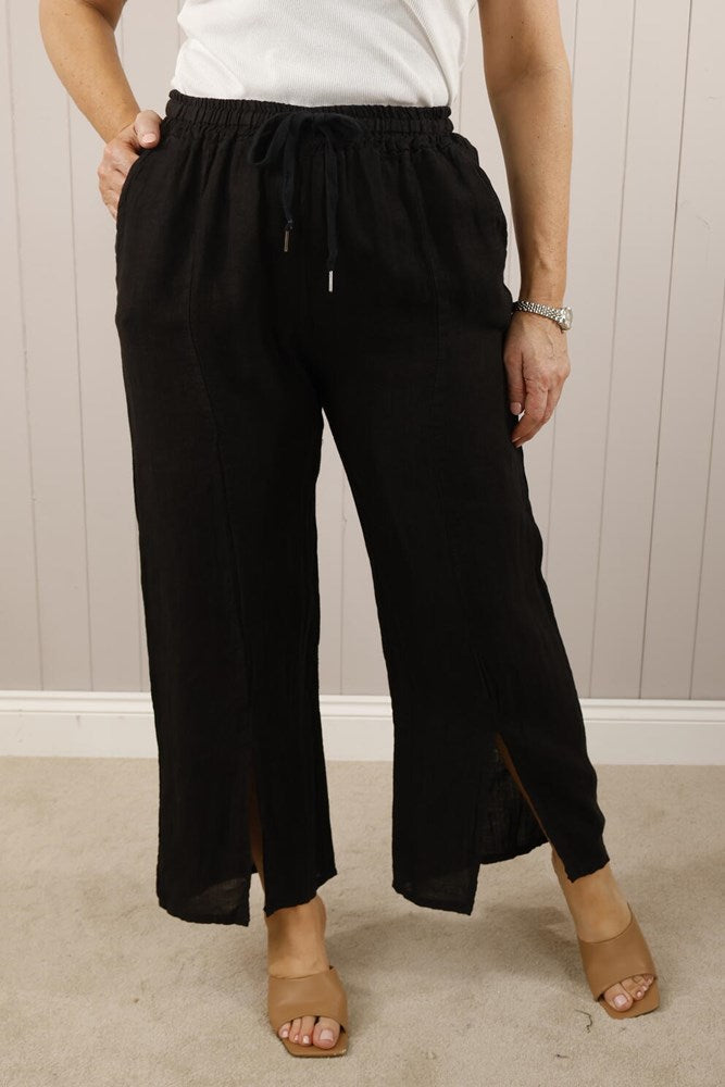 Schwarze Hose mit Bindegürtel