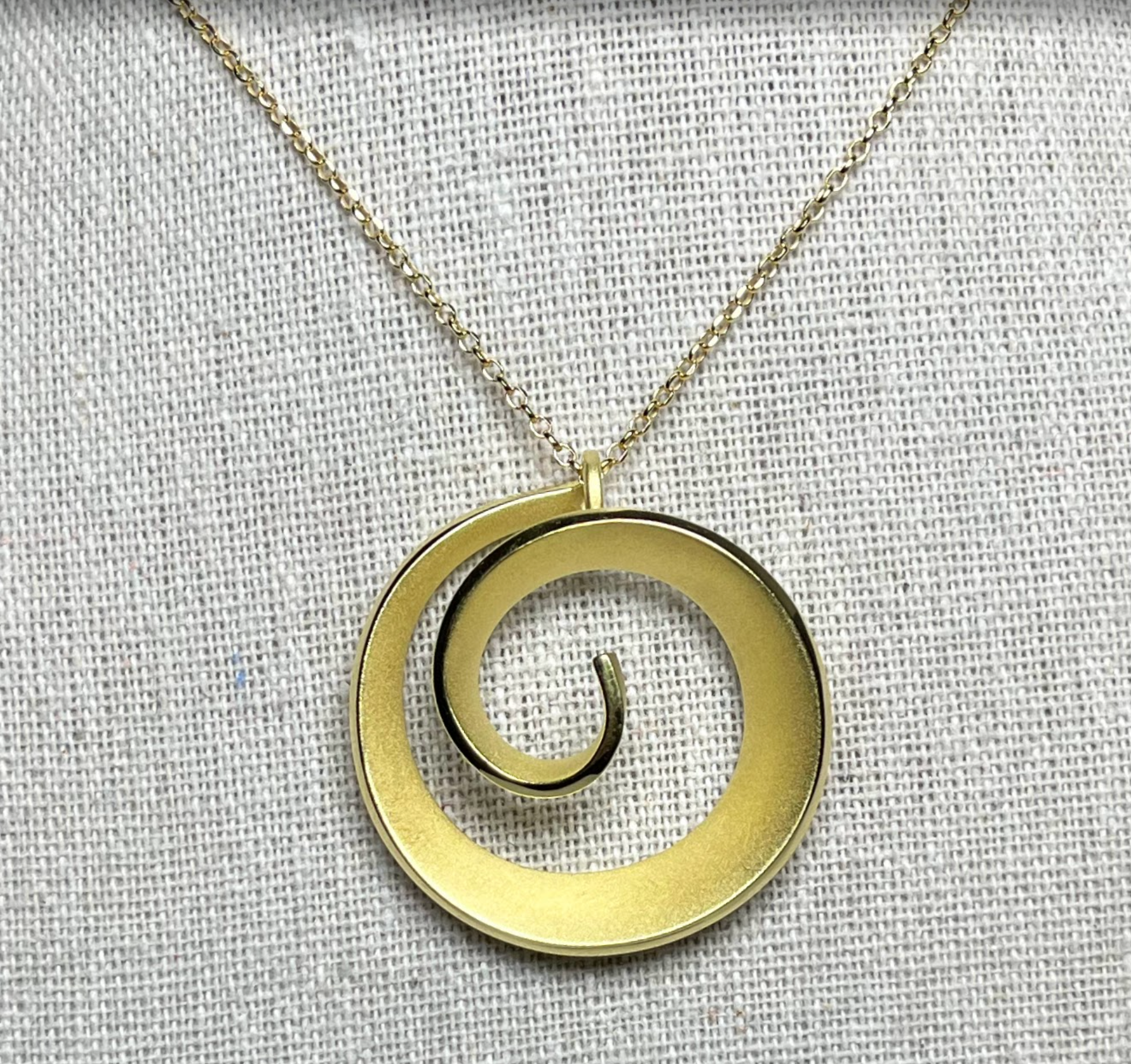 Colgante en espiral chapado en oro