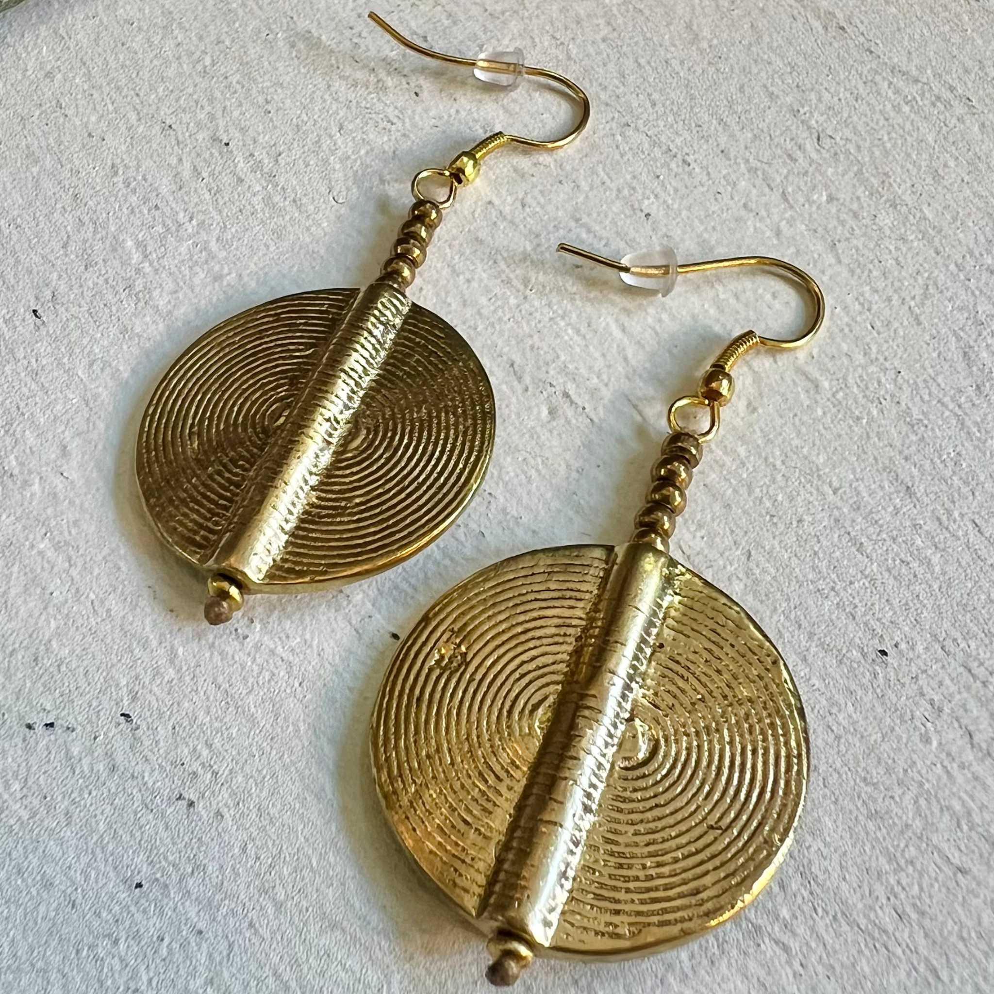 Gold Amara earrings with concentric rings and central cylinder