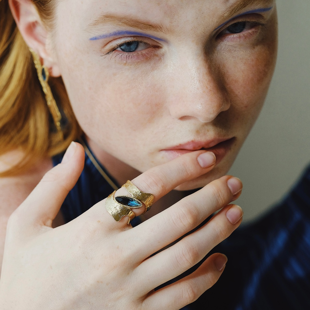 Bronze Emerald Crystal gold ring with hammered finish and oval blue gem