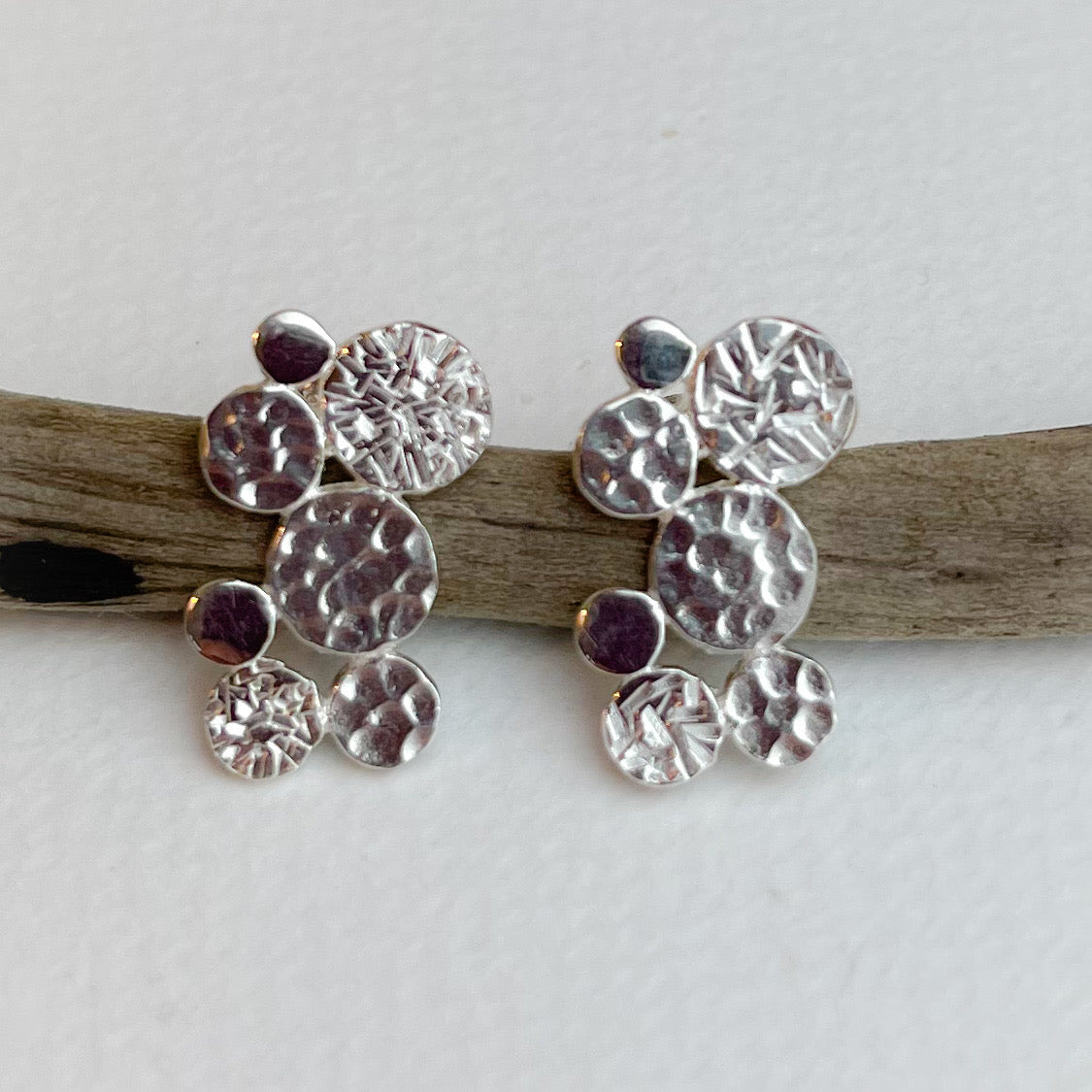 Pendientes dobles de lunares plateados