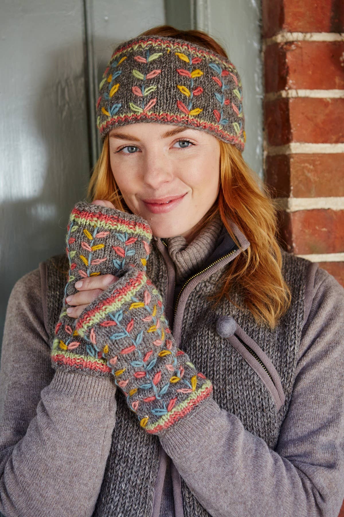 Kylemore Embroidered Leaf Wool Knit Fingerless Gloves Grey: Grey