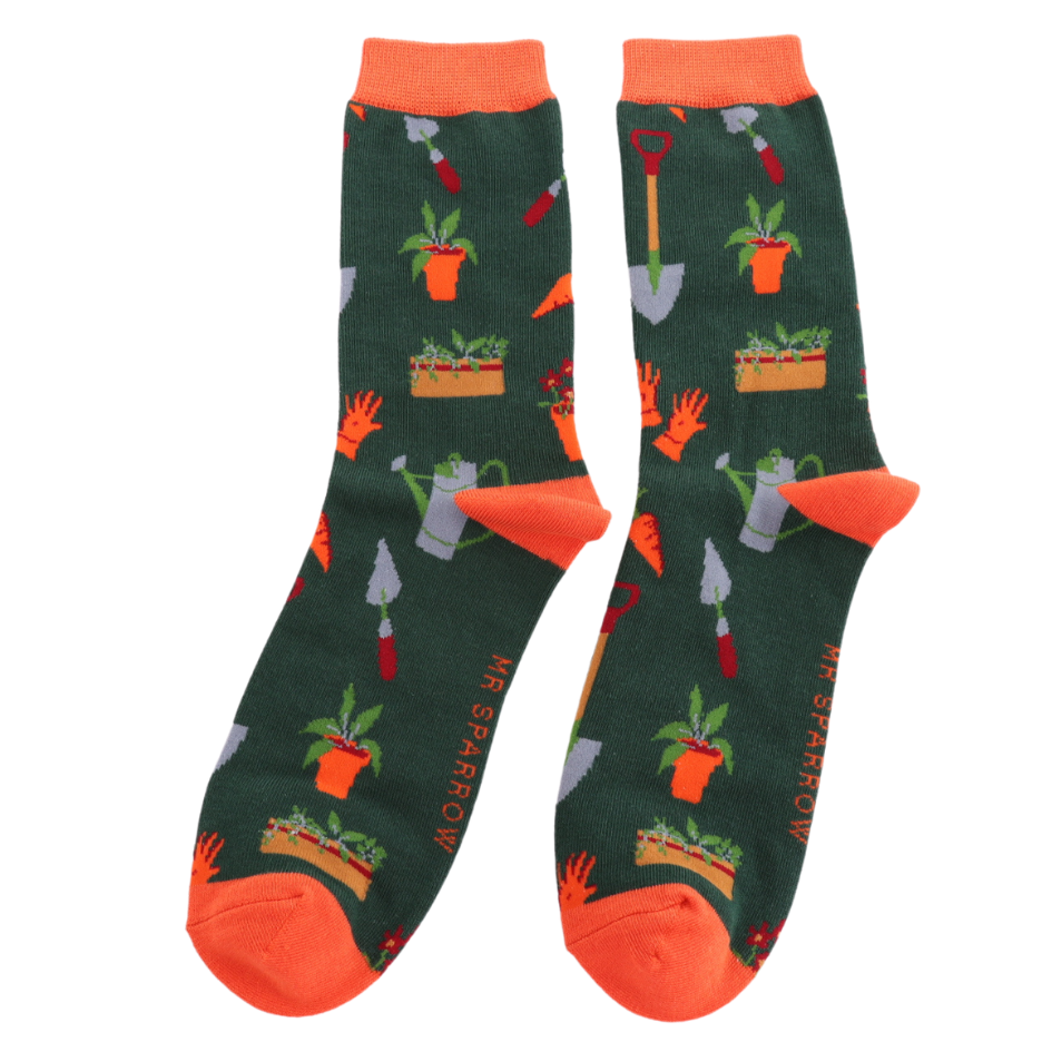 Dunkelgrüne Socken mit Gärtnerwerkzeugen