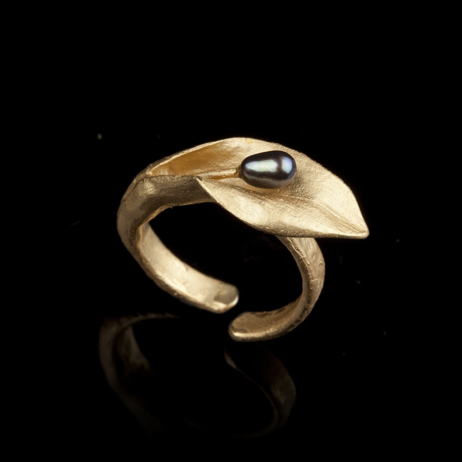 Gold-toned Hosta leaf ring with dark teardrop pearl center