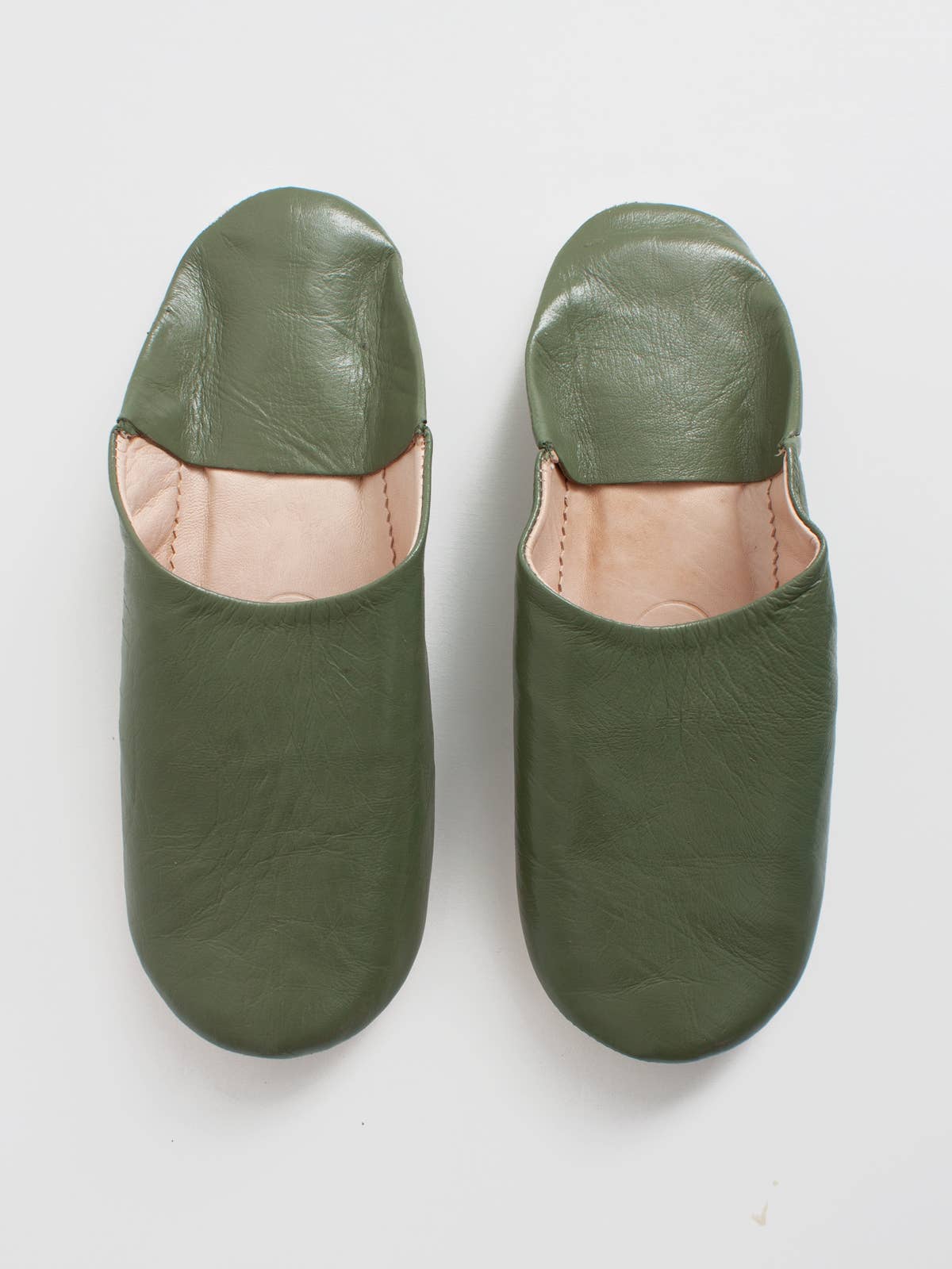 Olive green Moroccan men’s babouche slip-on mules with pink lining, large