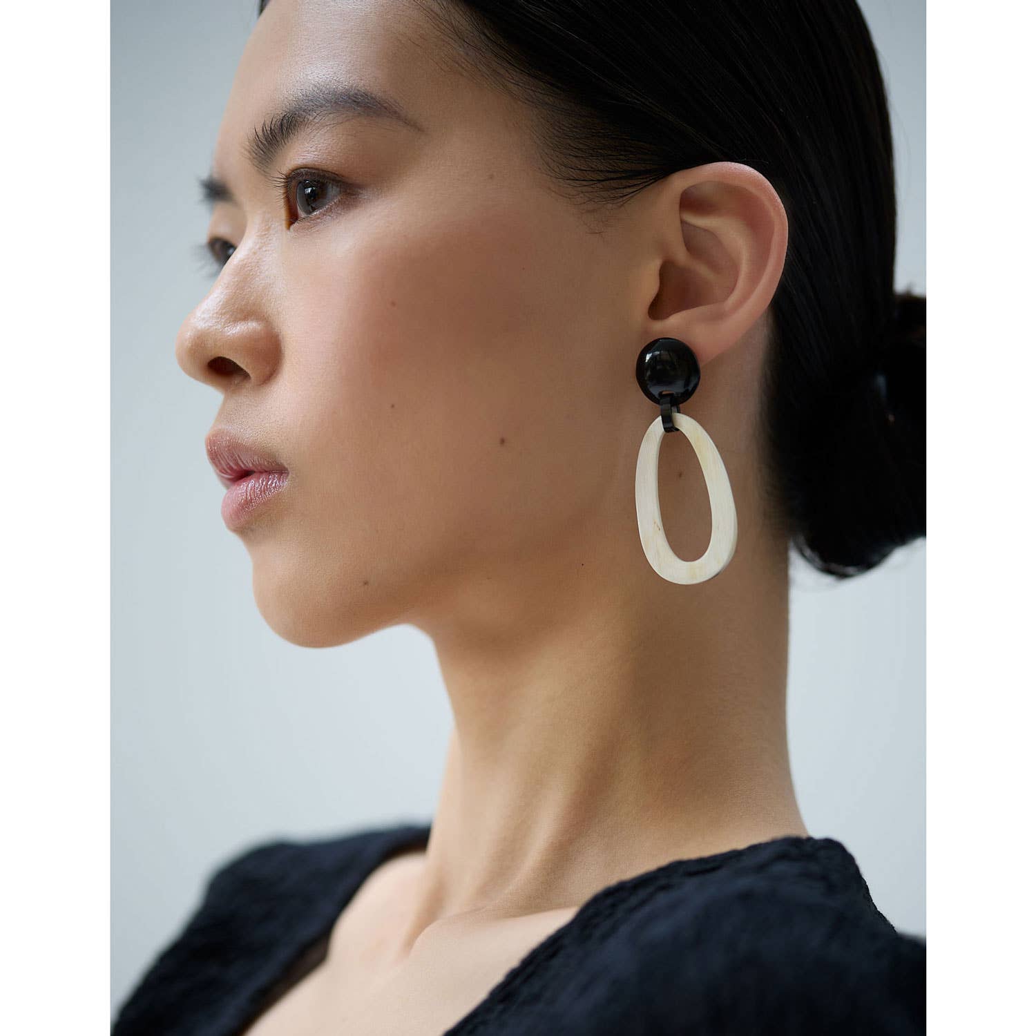 Black natural oval link horn drop earrings with glossy finish