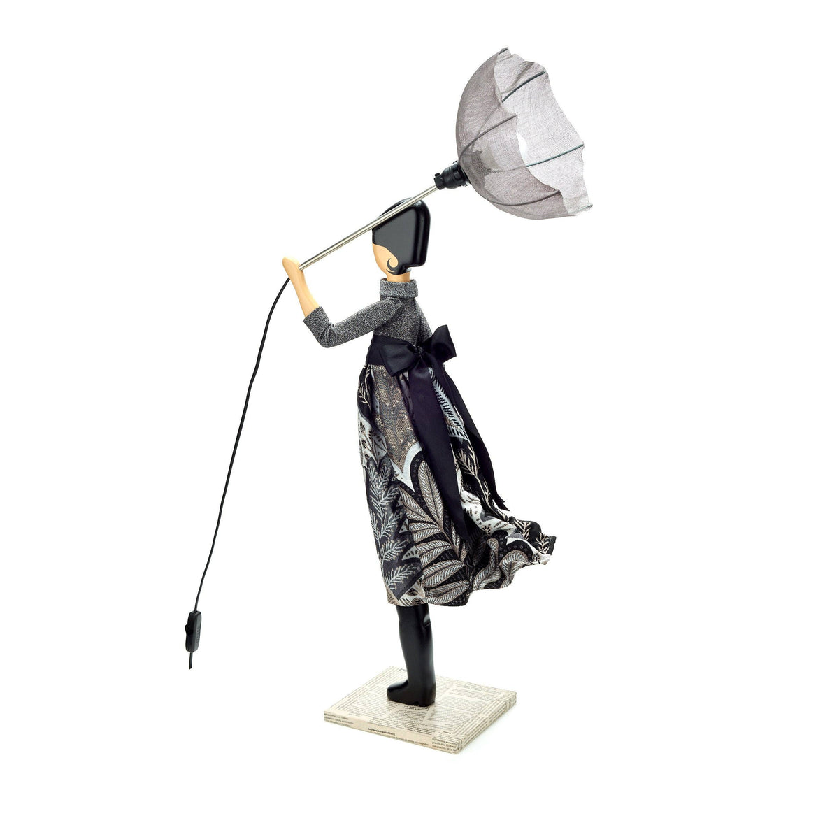 Saron Lady Lamp: black silver umbrella with leaf-skirt figurine