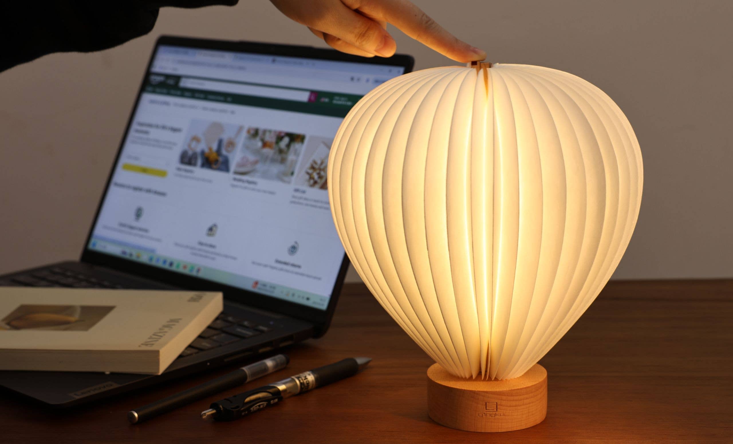 Aeris Light: Natural Walnut