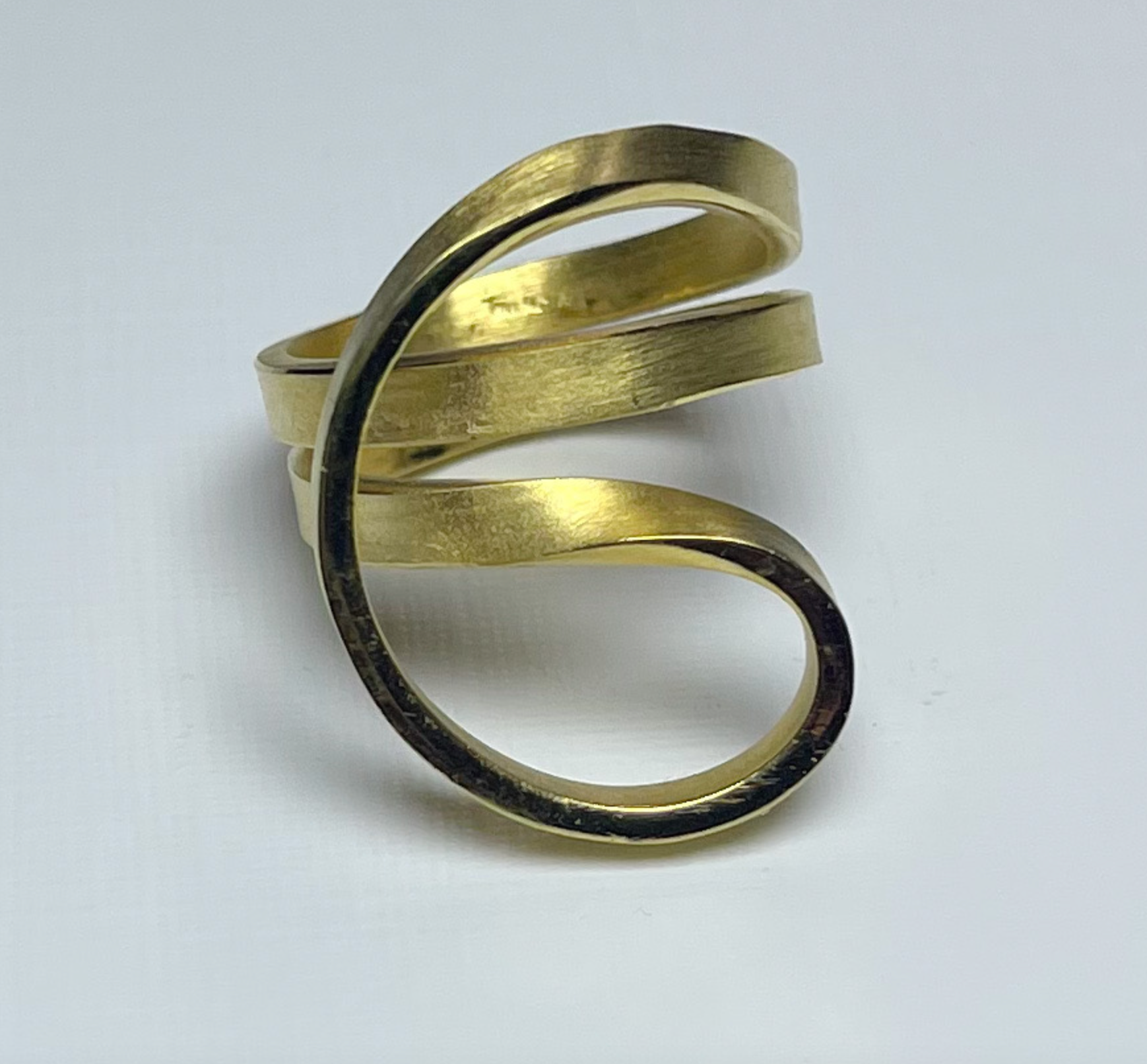 Anillo con remolino chapado en oro sobre plata