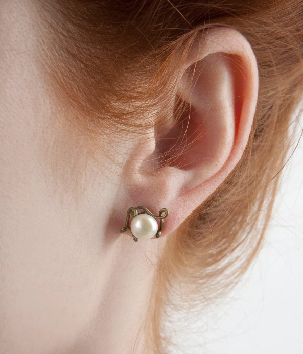 Pea Pod 1 Pearl Post Earrings