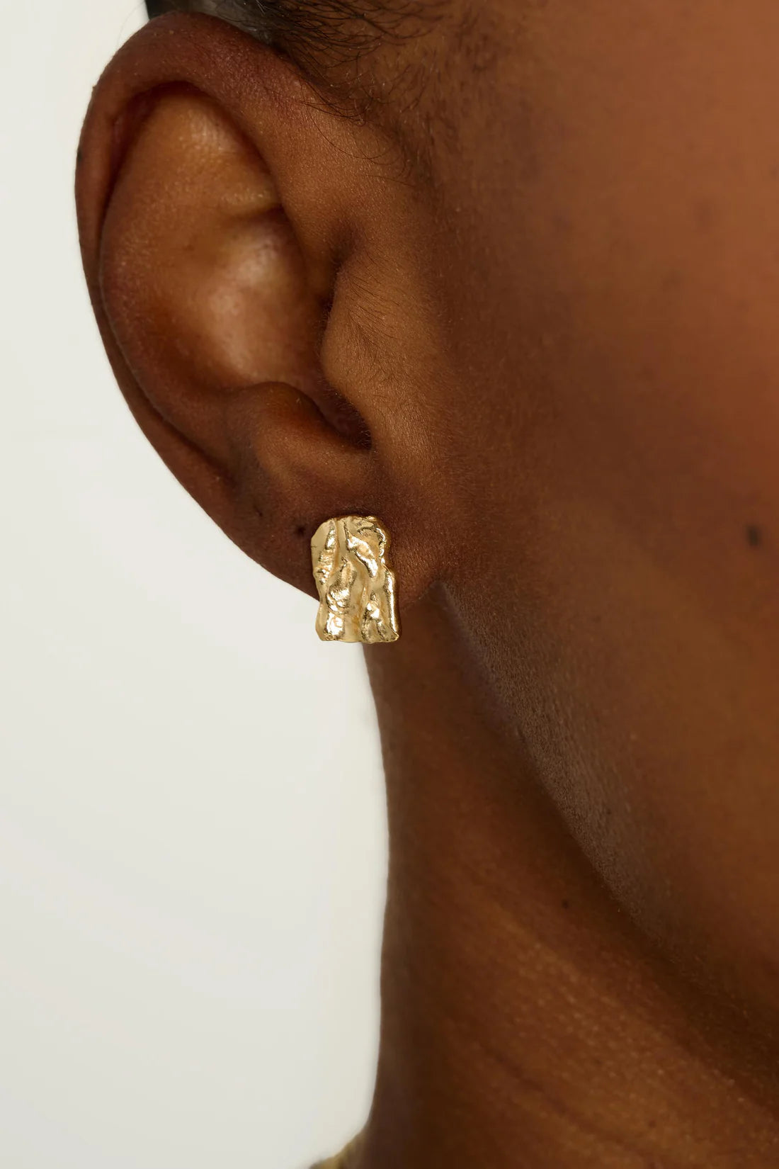 Gold small current earrings