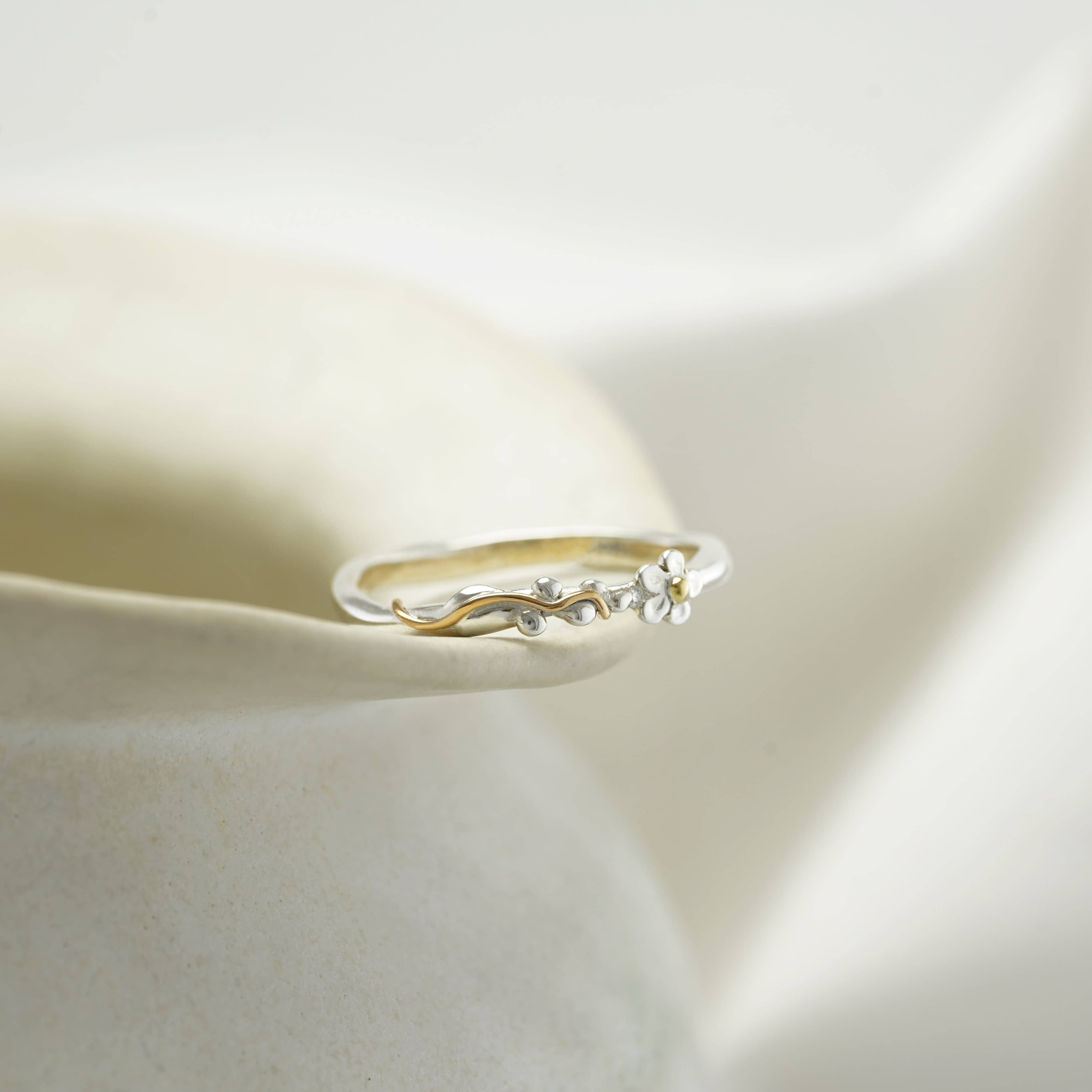 Dainty Sterling Silver Daisy Ring: O