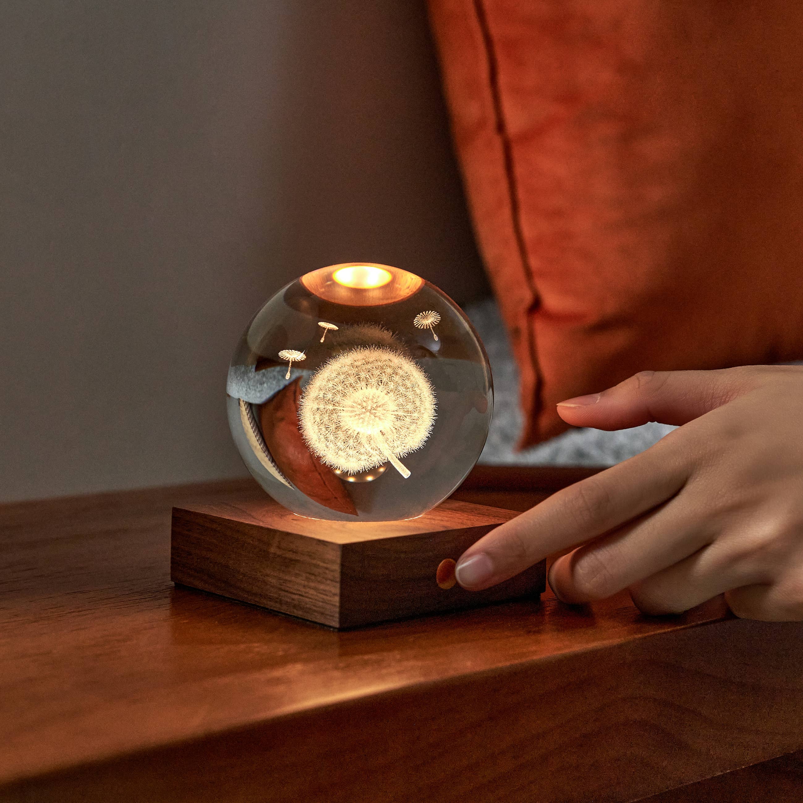 Amber Crystal Light Golf: illuminated engraved dandelion glass sphere
