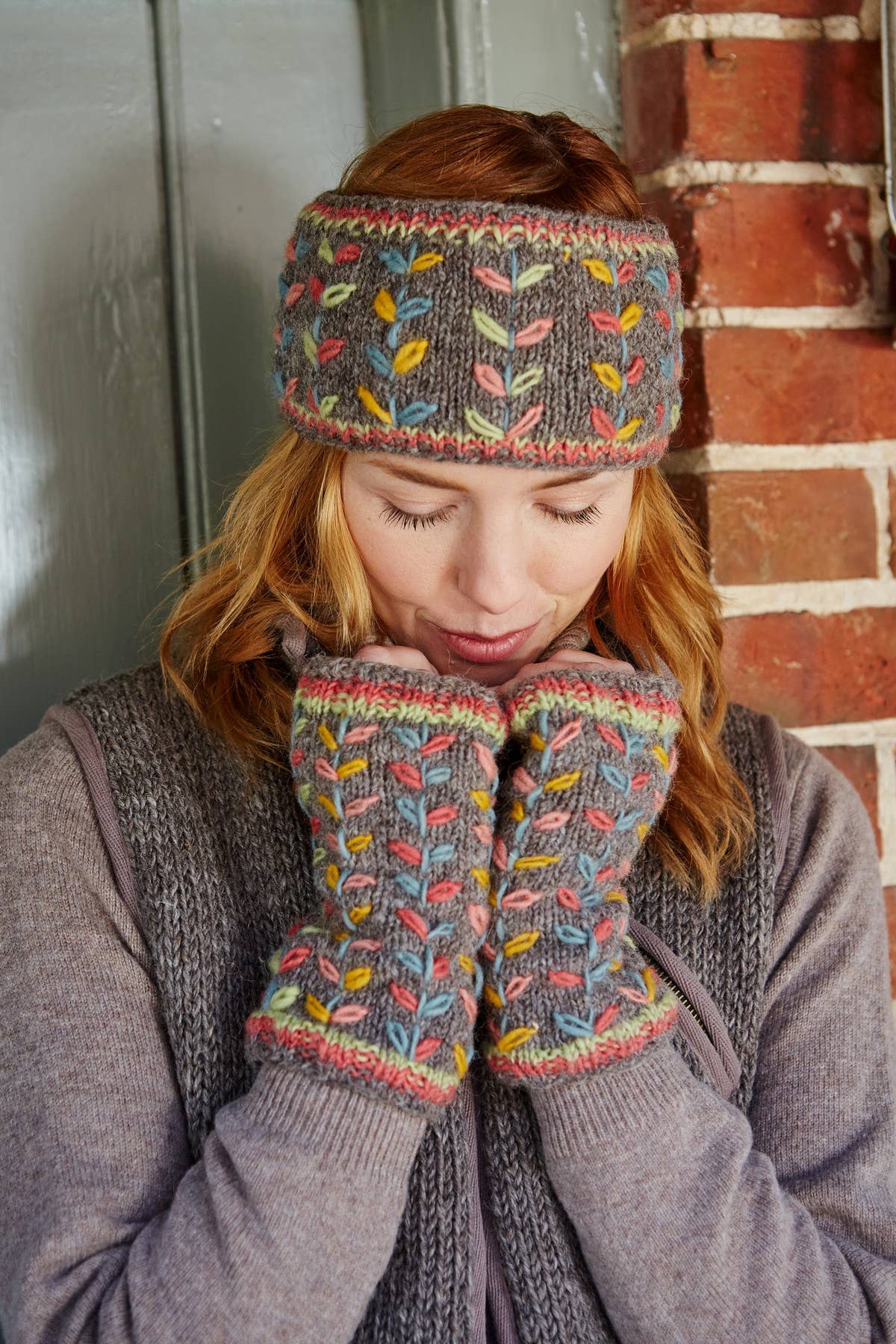 Kylemore Embroidered Leaf Wool Knit Fingerless Gloves Grey: Grey