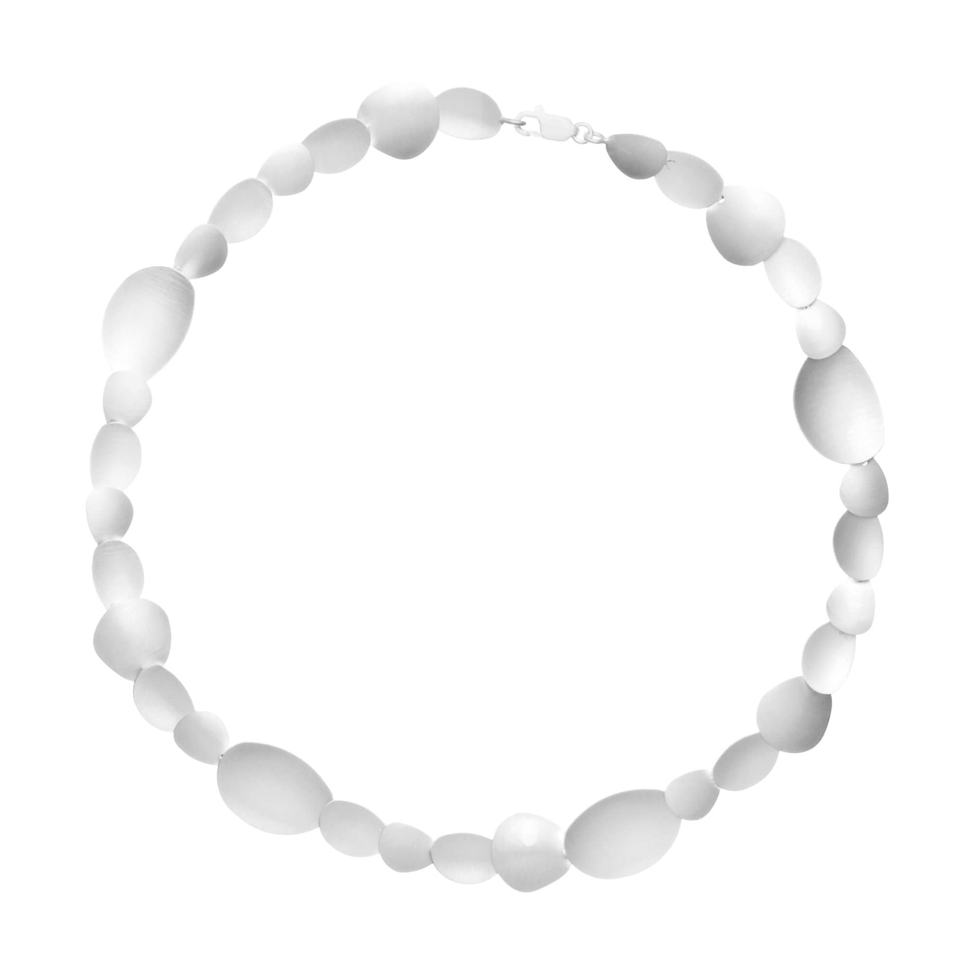 Silberne Halskette mit abstrakten Formen