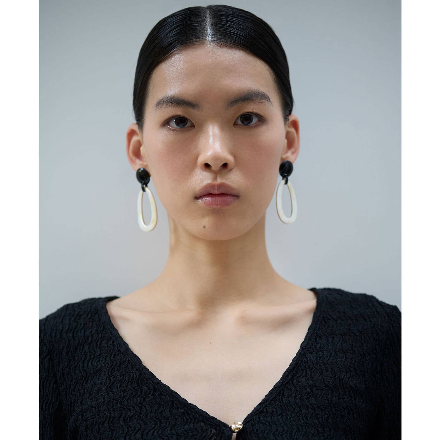 Black natural oval link horn drop earrings with glossy finish