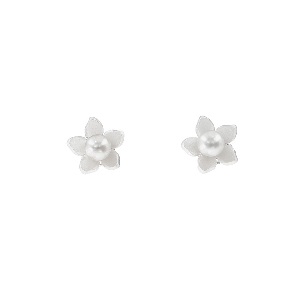 Silver flower-shaped stud earrings with central white pearl