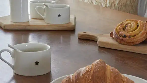 White star mug set with black stars, ceramic material.